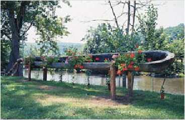 Pirogue des EYZIES en exposition. Cl. F. Beusse.